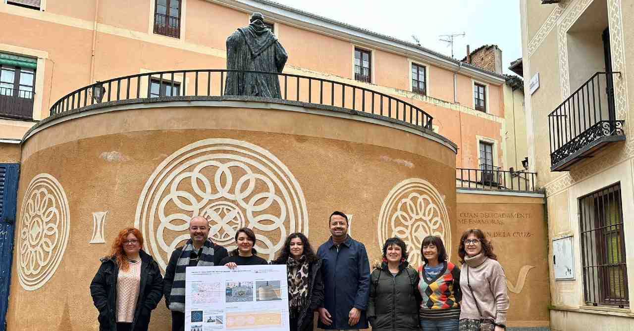 Esgrafiado junto a la estatua de San Juan de la Cruz