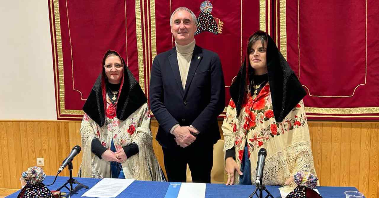 Las alcaldesas de Zamarramala junto al alcalde de Segovia