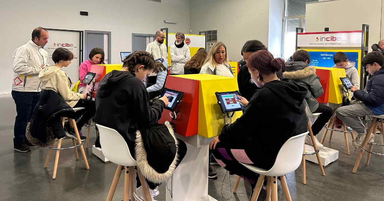 Visitas escolares al stand de INCIBE