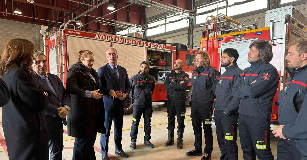 Entrega de material al Parque de Bomberos