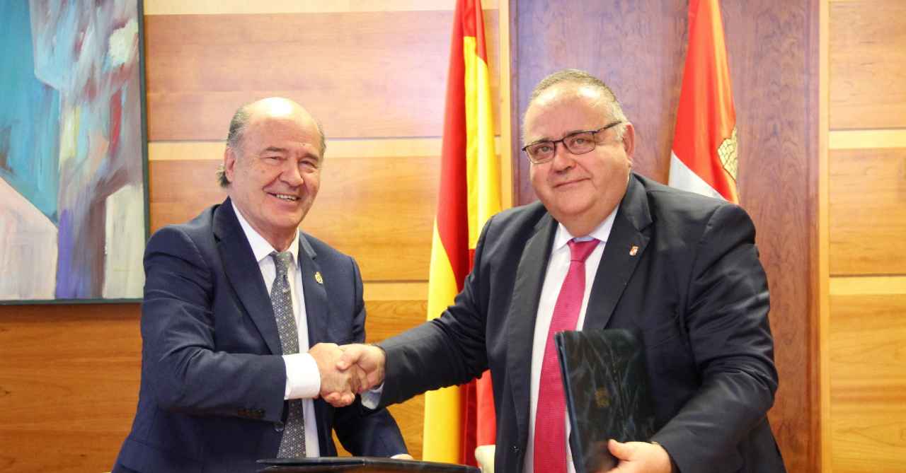 Momento de la firma entre Sanidad y CESM