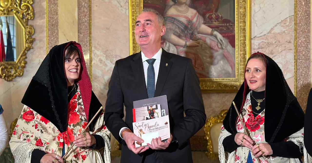 Acto de entrega del bastón a las alcaldesas