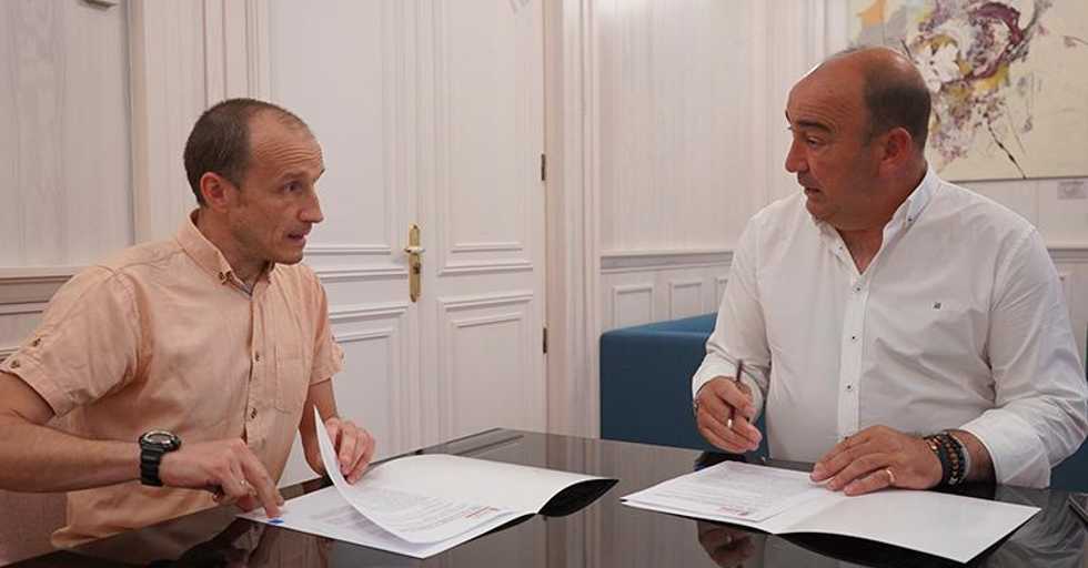 Firma del convenio en la Diputación
