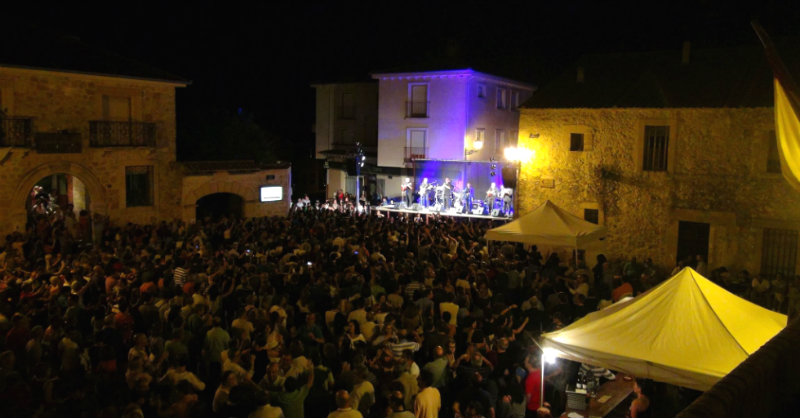 Concierto de Planeta Folk en la Plaza Mayor de San Pedro de Ga&iacute;llos