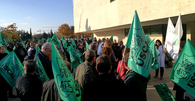 Imagen: Concentración ante las Cortes en Valladolid | @PSOE_CyL