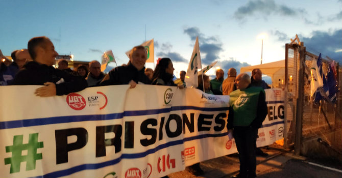 Manifestantes a la entrada de la prisión de Segovia