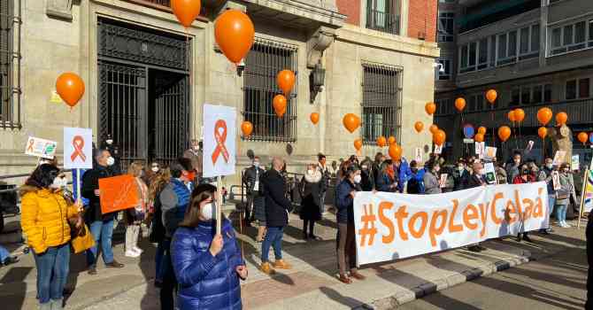 Concentración de la Plataforma Más Plurales en León