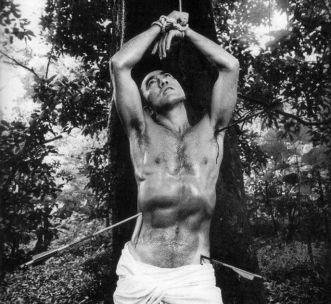 Kishin Shinoyama, 1968: fotografía de Yukio Mishima como san Sebastián, en la que una de las flechas indica el punto de comienzo del haraquiri.