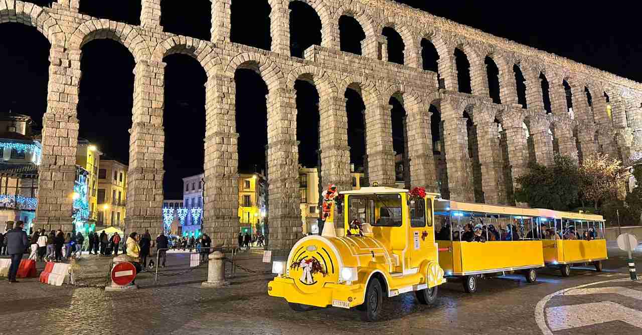 El tren navideño junto al Acueducto